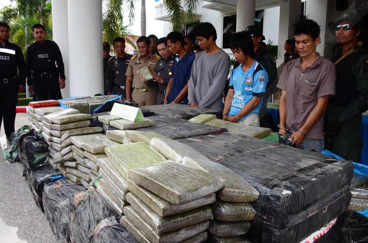 เจ้าหน้าที่นำตัวผู้ต้องหาแถลงข่าว