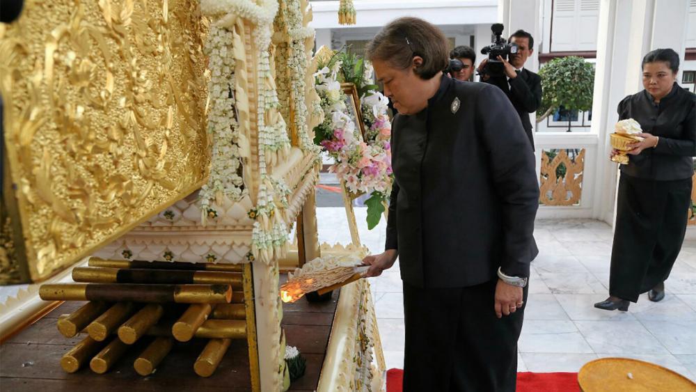 สมเด็จพระเทพรัตนราชสุดาฯ สยามบรมราชกุมารี เสด็จพระราชดำเนินไปในการพระราชทานเพลิงศพ เรณู จีนเจริญ อดีตหัวหน้างานนาฏศิลป์ กองการสังคีต กรมศิลปากร ณ เมรุวัดมกุฏกษัตริยาราม เมื่อวันที่ 31 มกราคม.