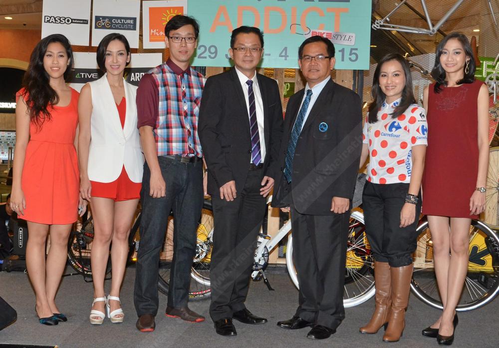 เชิญคร้าบ สมชาย ชมภูน้อย และ ประเสริฐ ศรีอุฬารพงศ์ เปิดงาน Bike Addict 2015 เทศกาลรวมจักรยานพร้อมสินค้าตกแต่งหลายแบรนด์ดัง จัดถึง 4 ก.พ. โดยมี ดร.ปอรรัชม์ ยอดเณร, เจนนิส โสภณพนิช และ ตรีดาว อภัยวงศ์ มาร่วมงานด้วย ที่ศูนย์การค้าเทอร์มินอล 21 วันก่อน.