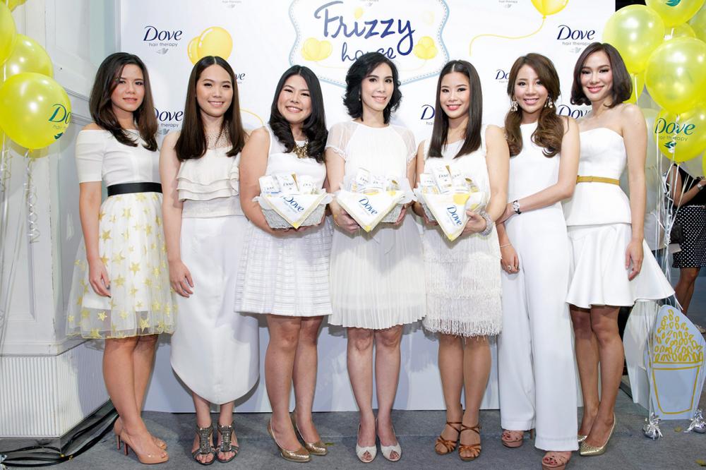 ผมสวยจัง วรพักตร์ บรรเลงจิต จัดงาน “Dove Frizzy House Party” พร้อมพิสูจน์ผลลัพธ์ผมนุ่มลื่นสวยกับ โดฟ นอริชชิ่ง ออยล์ แคร์ โดยมี ม.ล.วราภา ชุมพล, สุมิตรา อัครโรจน์กิจ, วรินทร กันท์ไพบูลย์ และ รินลณี ศรีเพ็ญ มาร่วมงานด้วย ที่สยามเซ็นเตอร์ วันก่อน.