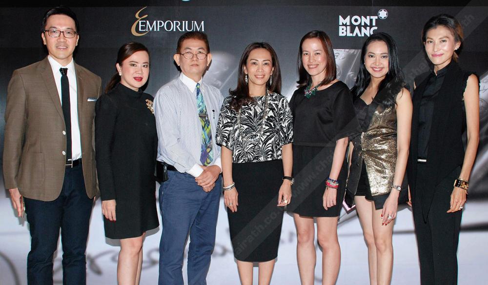 ชีวิตสดใส สุธาวดี ศิริธนชัย และ แคทลียา ชัยตันติพงศ์ จัดงาน “The Art Signature with Montblanc” เวิร์กช็อปออกแบบลายเซ็นเพื่อเสริมสิริมงคลสำหรับสมาชิกบัตร แพลตตินัม เอ็ม การ์ด โดยมี ธนวิสุทธิ์ เหล่าอารีย์ และ สิริน เลิศวรปรีชา มาร่วมงานด้วย ที่ดิ เอ็มโพเรียม วันก่อน.