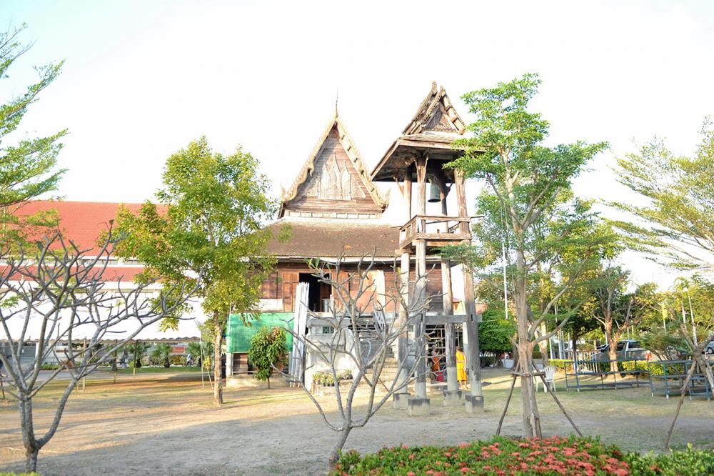 หอระฆังและหอฉันที่อายุเกือบ 100 ปี.