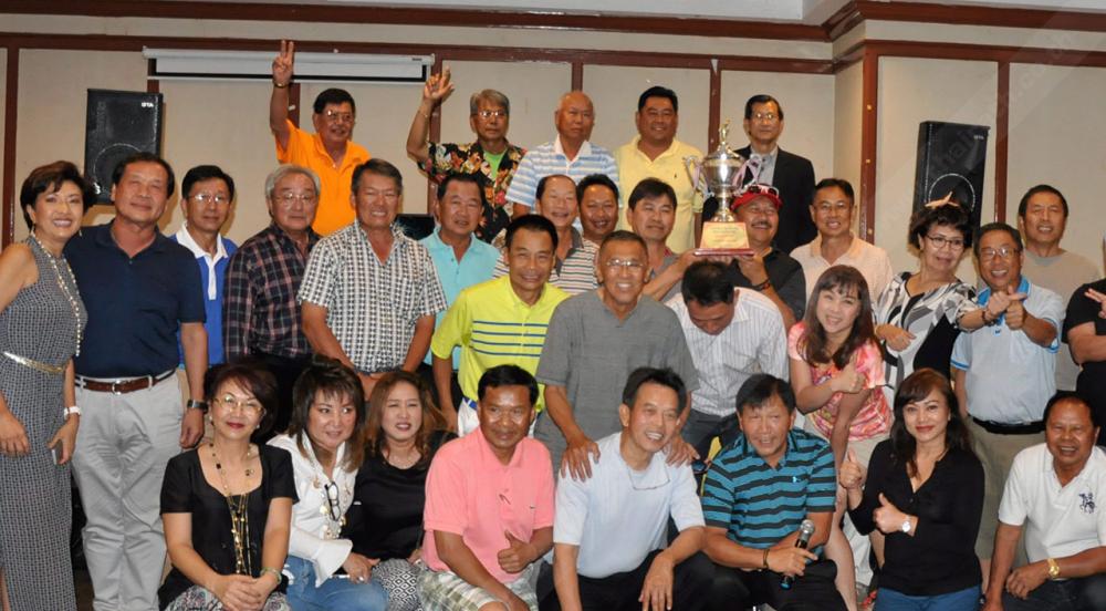 ทีมแอล.เอ.ชนะ พล.อ.อ.บุรีรัตน์ รัตนวานิช อดีตรอง ผบ.รองทหาร สูงสุด เป็นประธานมอบถ้วยชนะเลิศประเภททีมแก่ ทีมกอล์ฟไทย แอล.เอ. ชนะประเภททีม และถ่ายภาพร่วมยินดี ในการแข่งขันกอล์ฟประเพณี แอล.เอ.-กรุงเทพฯ.