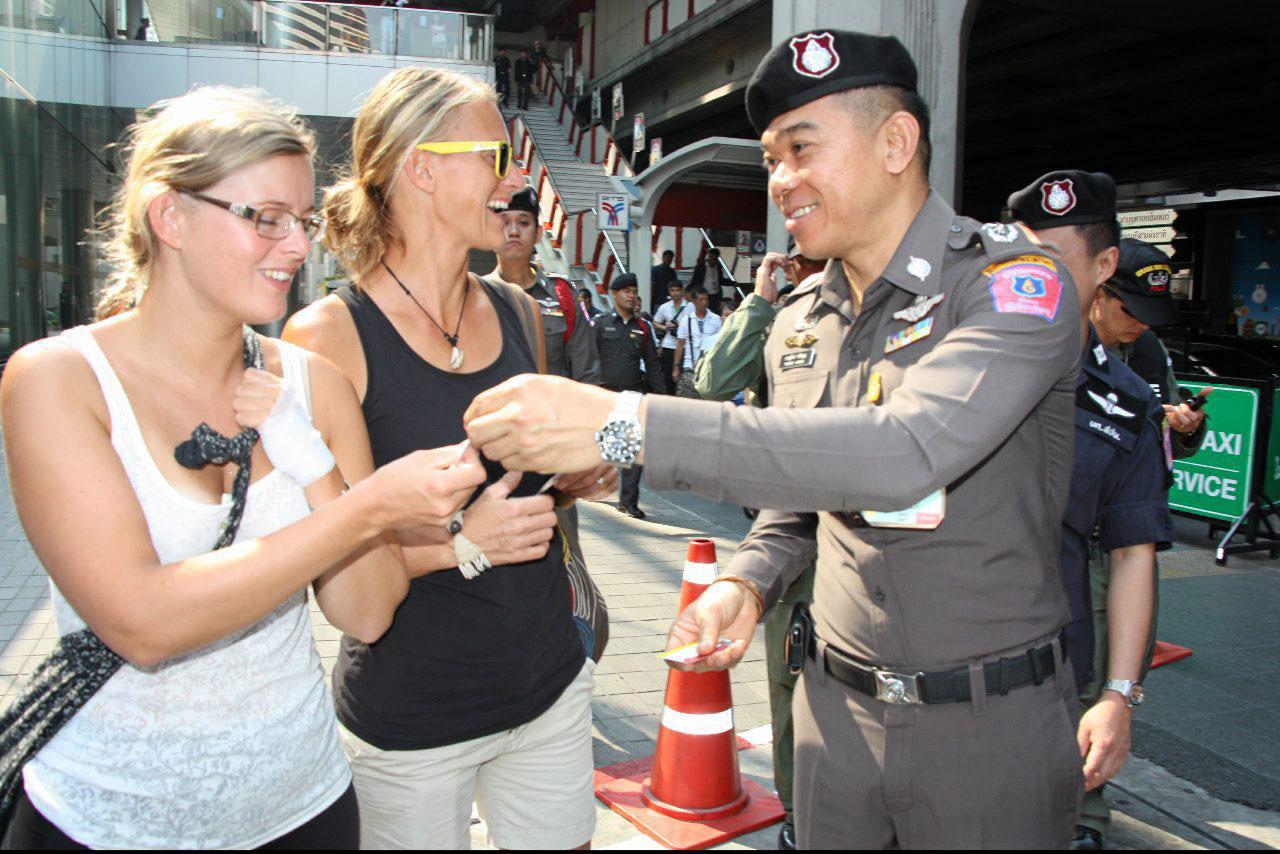 แจกนามบัตรเจ้าหน้าที่ตำรวจให้ นักท่องเที่ยวต่างชาติ เพื่อให้เข้าถึงการรักษาความปลอดภัย