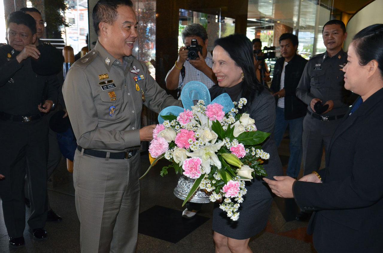 รับมอบดอกไม้