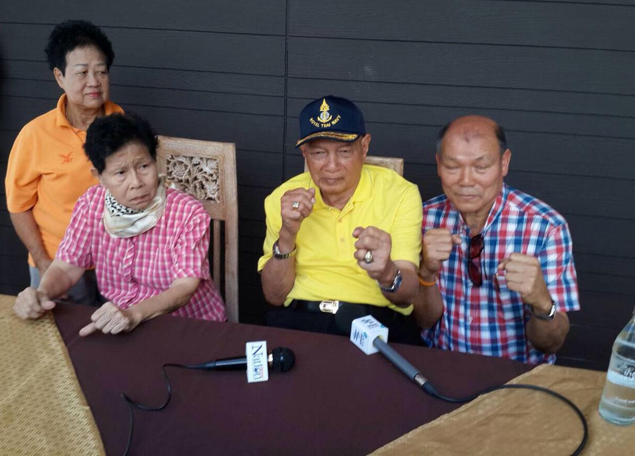 พล.อ.พิจิตร ร่วมพูดคุยกับผู้สื่อข่าว