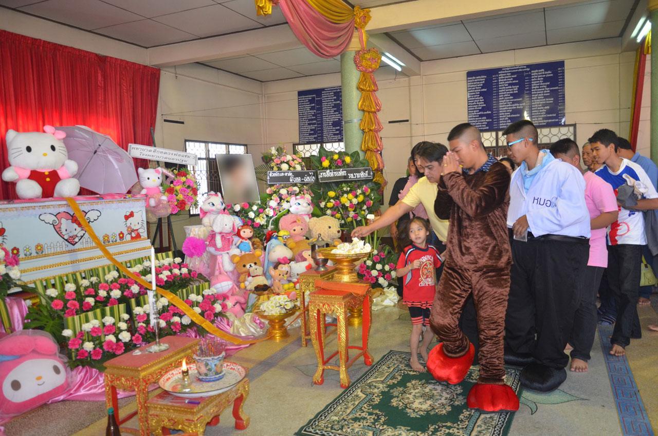 เพื่อนนักเรียน แต่งชุดมาสคอต ร่วมพิธี