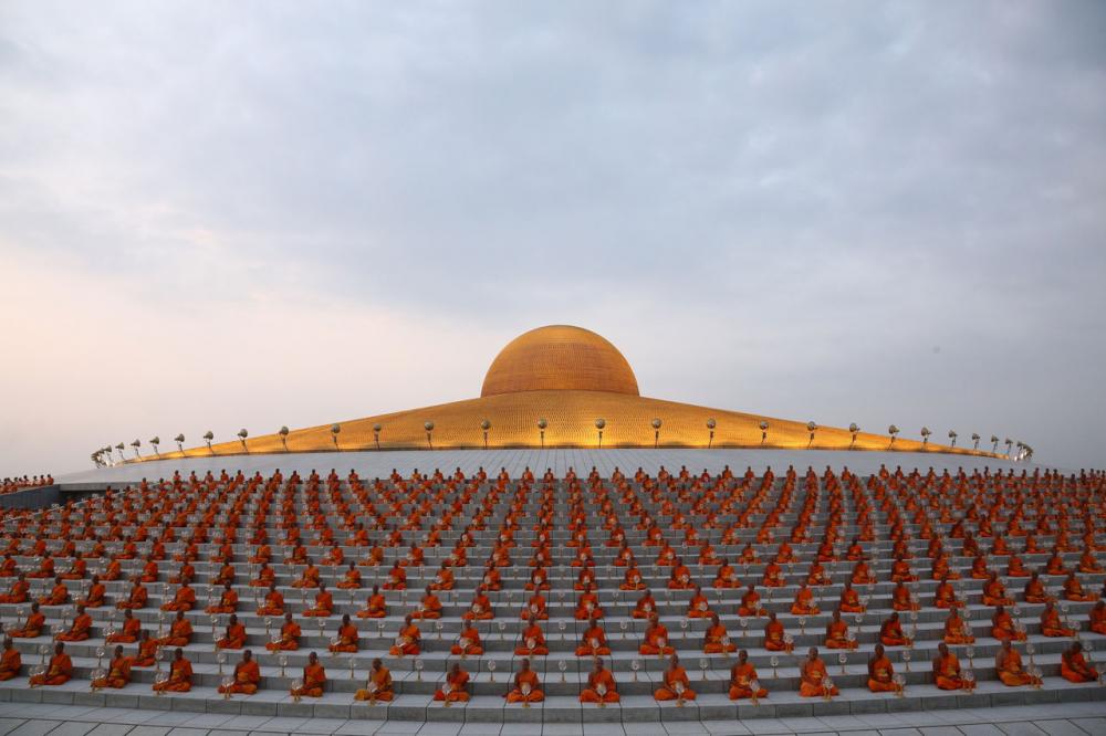 คณะสงฆ์จำนวน 2,000 กว่ารูป จุดประทีปถวายเป็นพุทธบูชา รอบมหาธรรมกายเจดีย์ ในวันมาฆบูชา