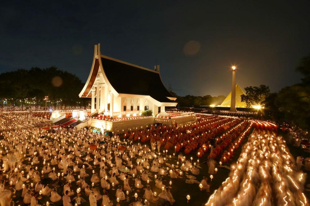 พิธีจุดประทีปเวียนประทักษิณ รอบอุโบสถ ในวันวิสาขบูชา