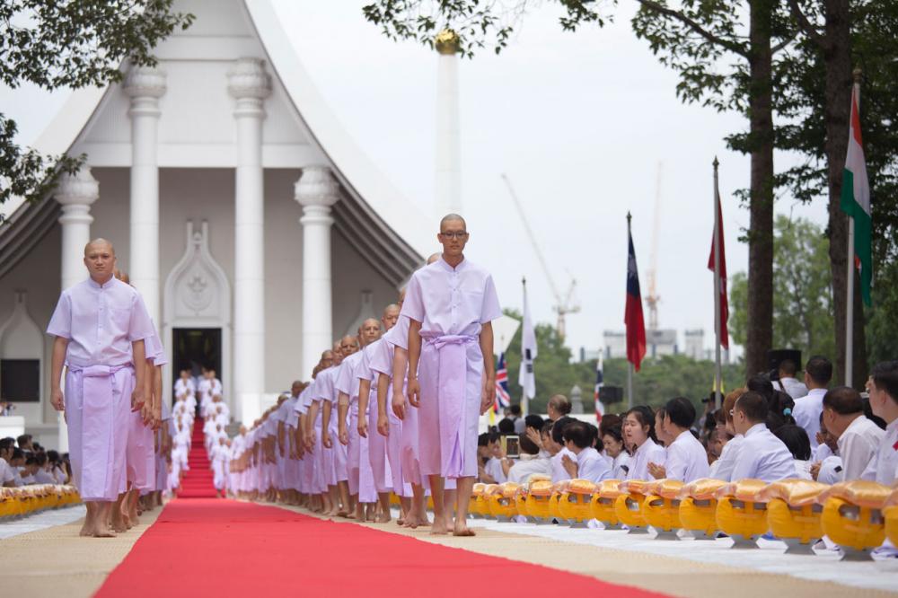 พิธีอุปสมบทหมู่นานาชาติ ณ อุโบสถวัดพระธรรมกาย