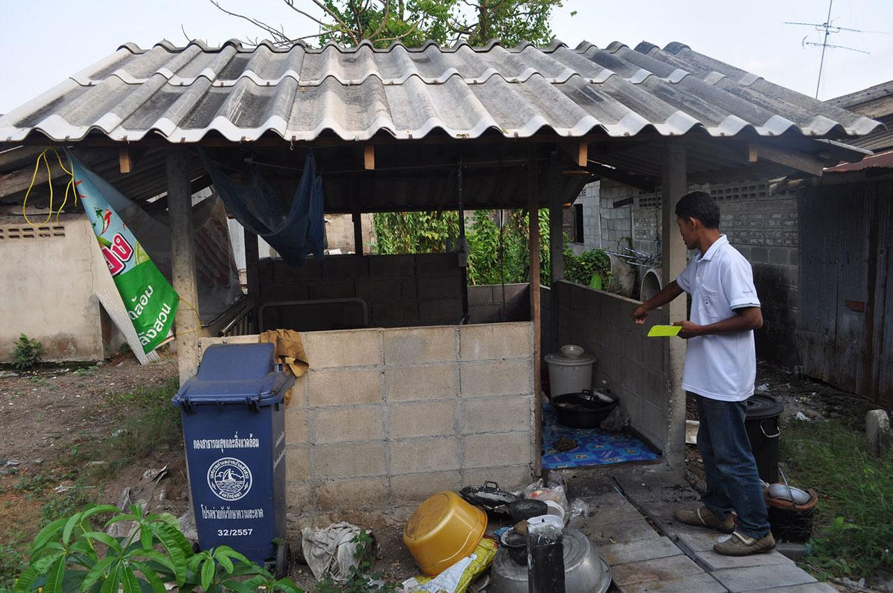 สภาพของบ้านที่ นายตี๋ ม่วงยืนนาน อายุ 79 ปี ใช้พักอาศัย