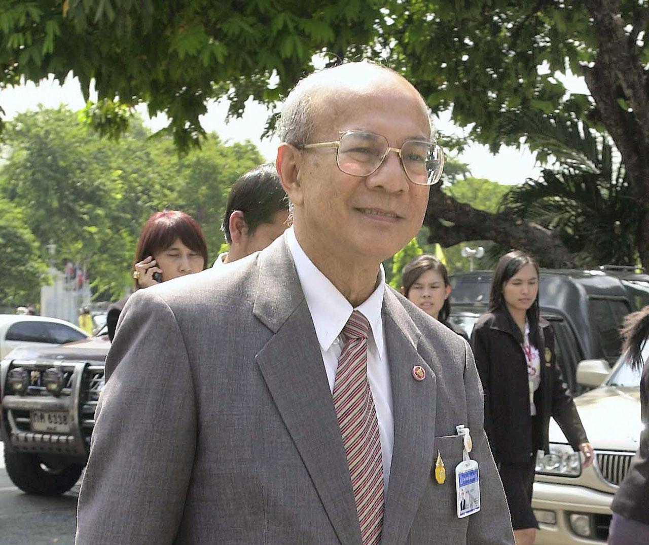 พล.อ.จรัล กุลละวณิชย์ อดีตเลขาธิการสภาความมั่นคงแห่งชาติ (สมช.) น้องชาย พล.อ.พิจิตร กุลละวณิชย์