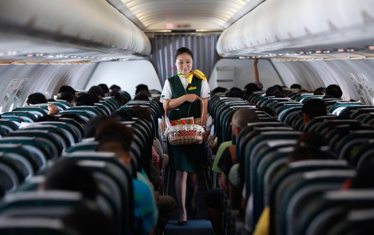 ภายในห้องโดยสารของเครื่องบินของสายการบินสปริง แอร์ไลน์ส