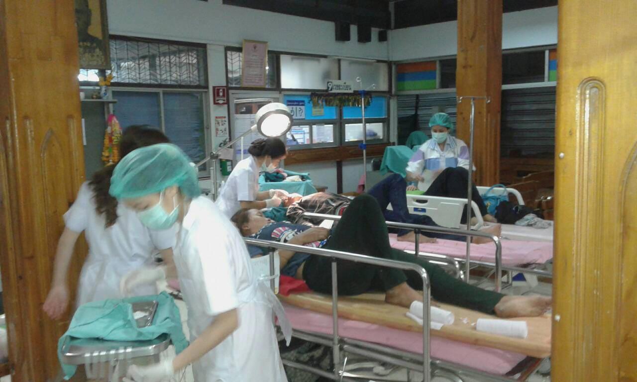 เจ้าหน้าที่นำผู้บาดเจ็บส่งโรงพยาบาลเพื่อทำการรักษา