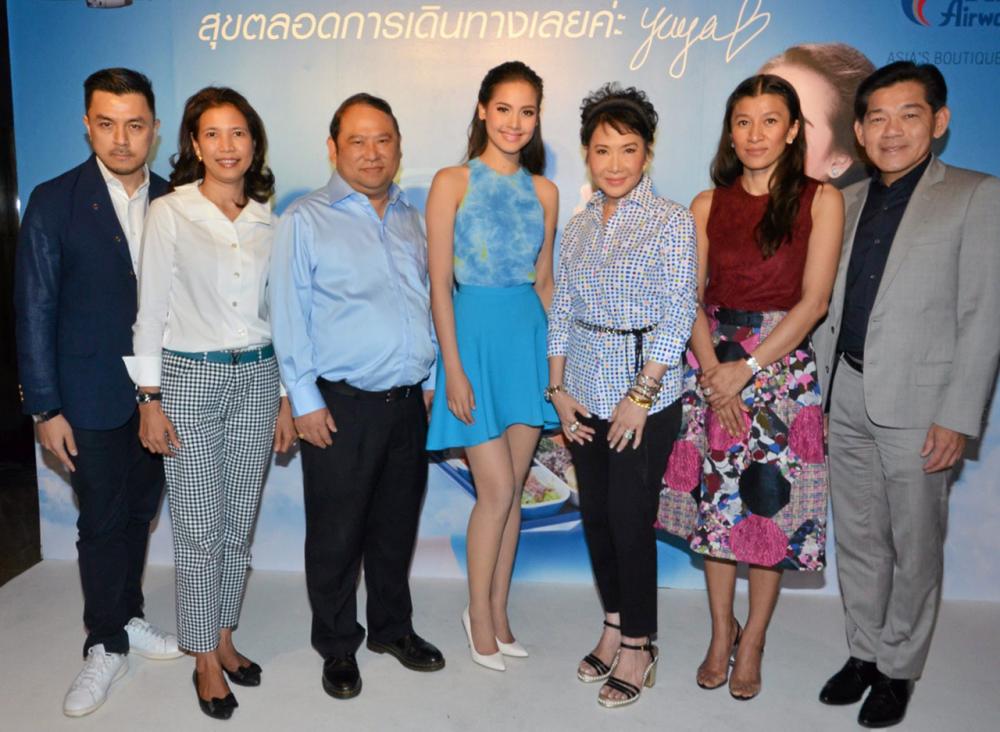 คนใหม่ พุฒิพงศ์ ปราสาททองโอสถ เปิดตัว ญาญ่า–อุรัสยา เสปอร์บันด์ พรีเซ็นเตอร์ สายการบิน บางกอกแอร์เวย์ส โดยมี วิชา พูลวรลักษณ์, เด่นนภา ปราสาททองโอสถ, ม.ล.นันทิกา วรวรรณ และ อินทิรา ธนวิสุทธิ์ มาร่วมงานด้วย ที่สยามพารากอน วันก่อน.