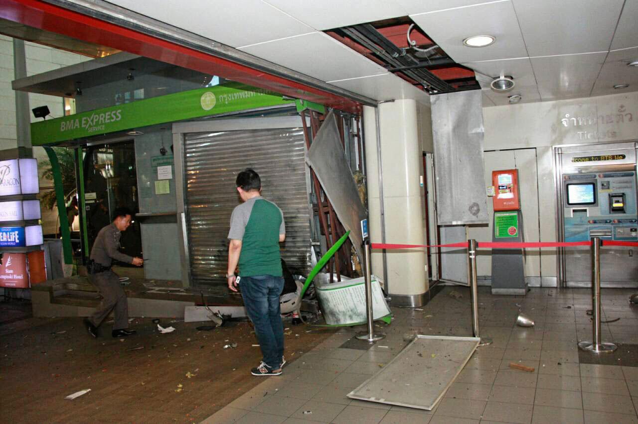 แรงระเบิดทำให้ร้านค้า บริเวณ BTS สยาม เสียหาย