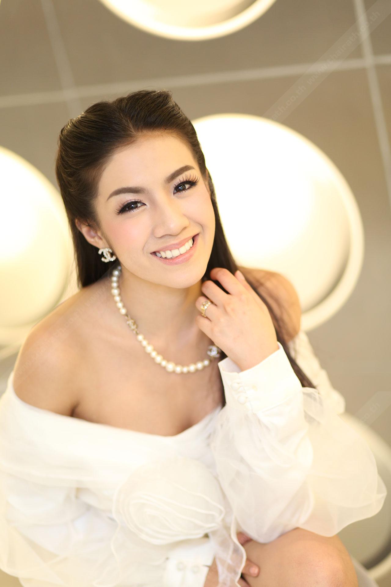 นางเป็นผู้หญิงที่หน้าสวย ยิ้มสวยจริงๆ