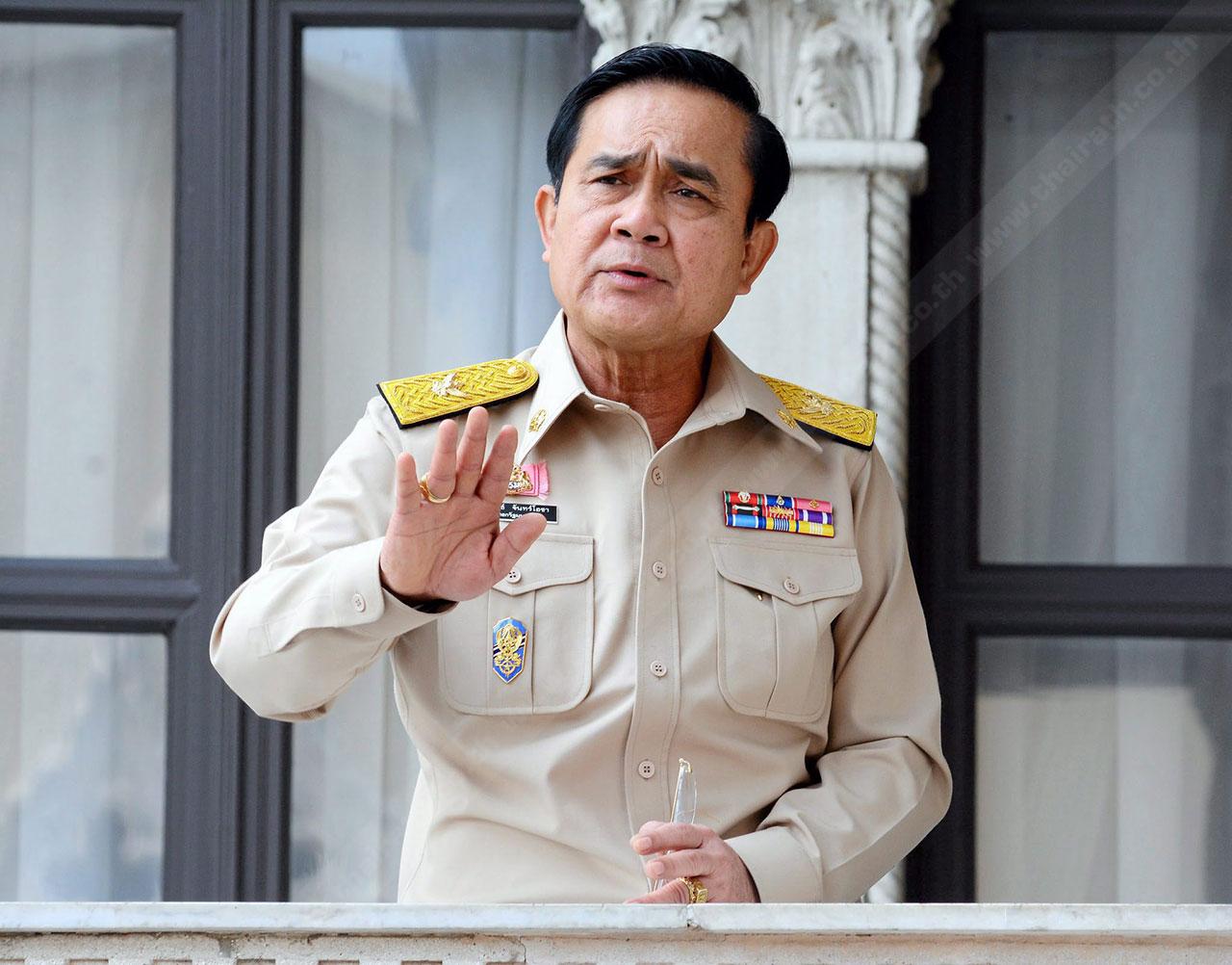 นายกรัฐมนตรี สวมชุดข้าราชการ