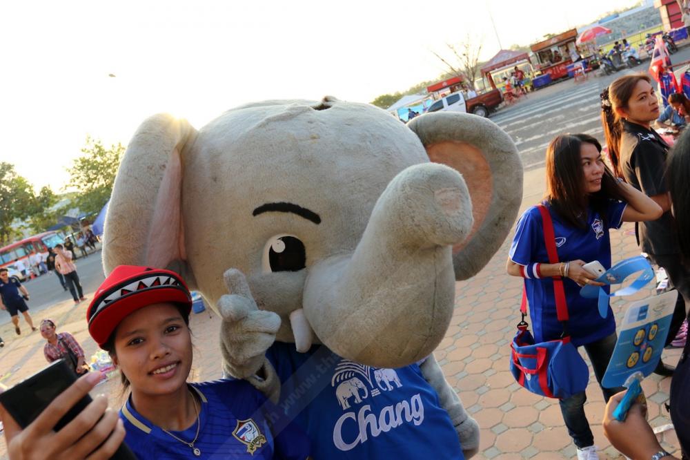 มาสคอตช้างกับแฟนบอลชาวไทย