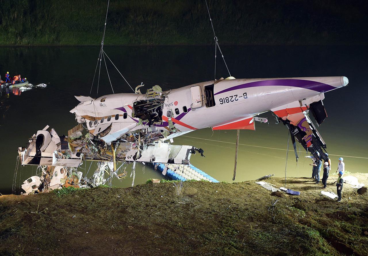 ล่าสุดสามารถกู้ซากเครื่องบินขึ้นมาได้ส่วนหนึ่งแล้ว (ภาพ: AFP PHOTO)