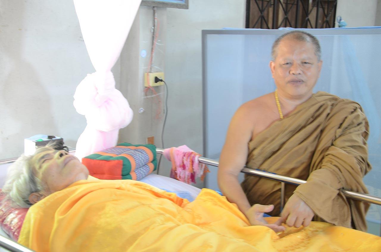 พระศิริ นำโยมแม่ที่มีอายุมาก มาดูแลปรนนิบัติ