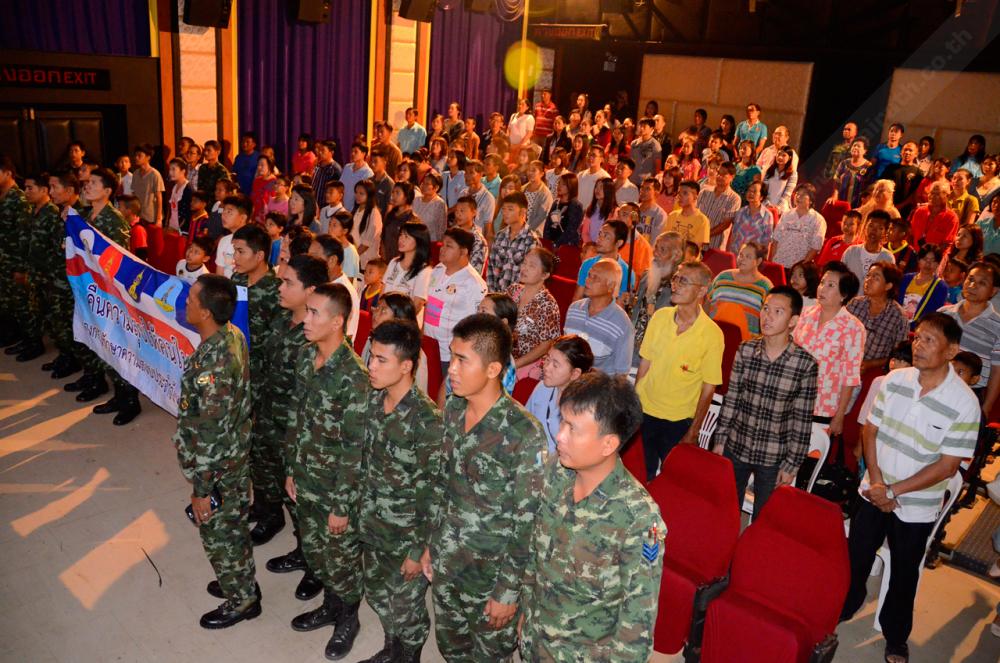 ชาวหนองคาย ยืนตรงเคารพเพลงสรรเสริญพระบารมี
