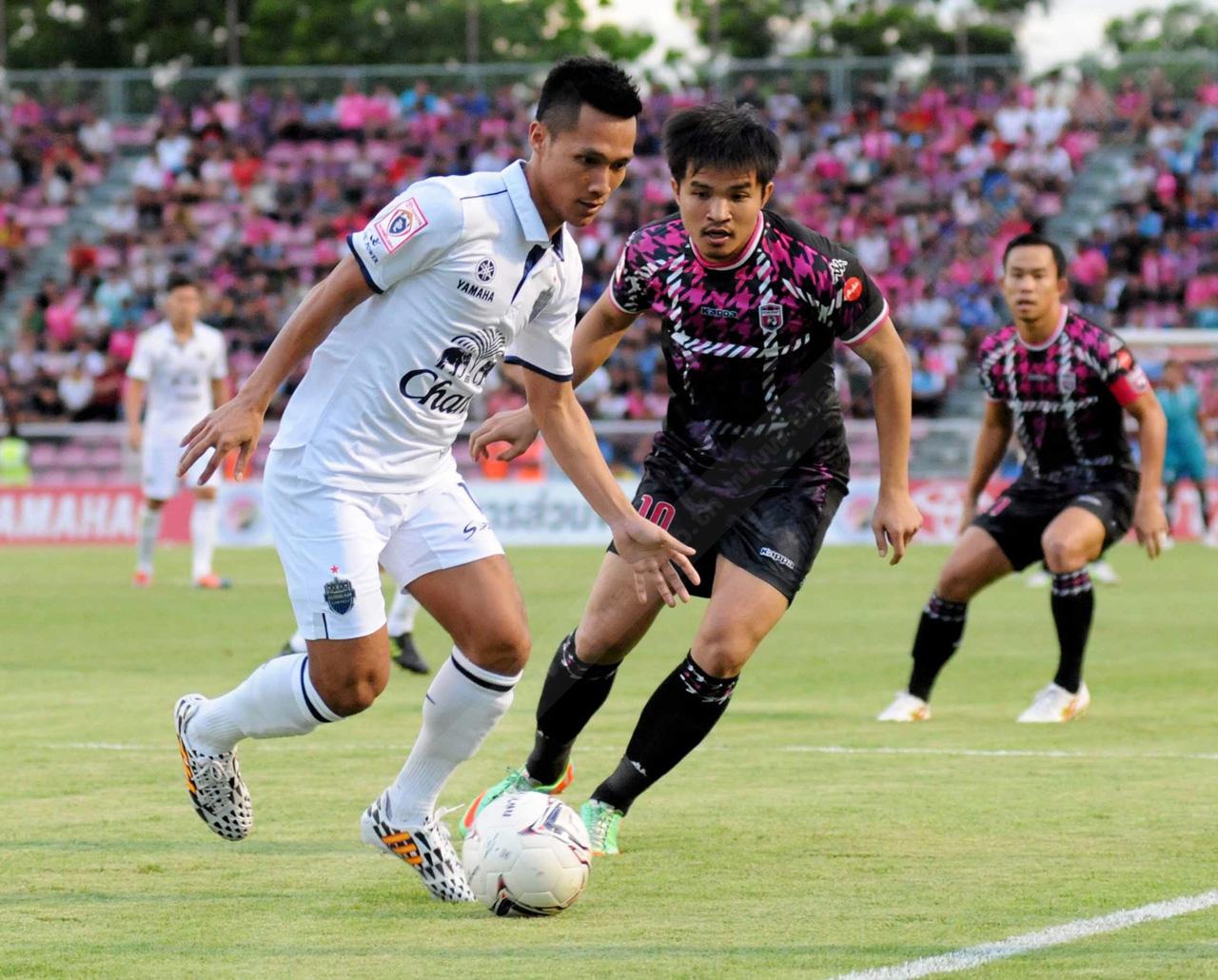 จักรพันธ์ แก้วพรม (ซ้าย) ทำเกมแดนกลางให้บุรีรัมย์