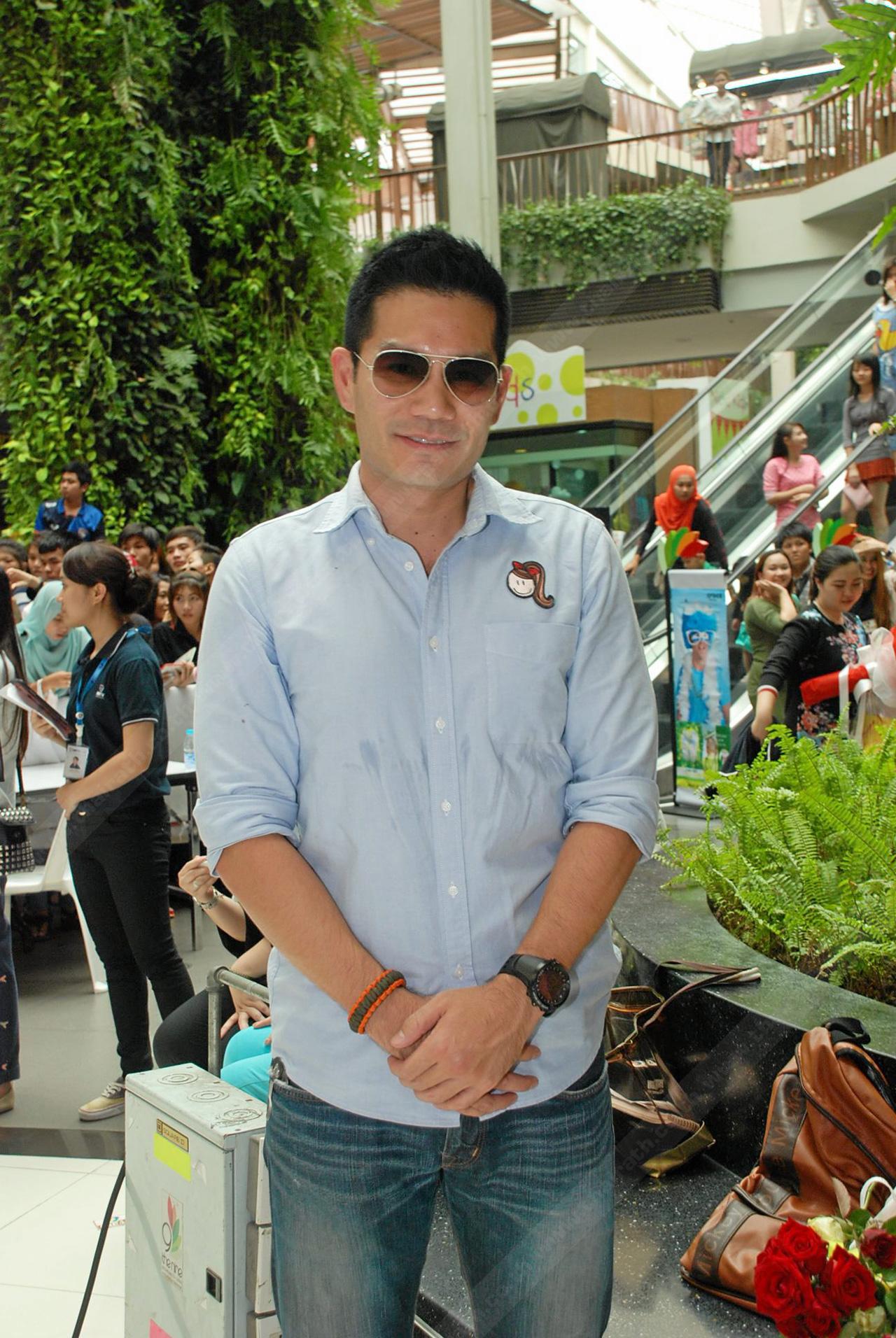 พี่หมีมาให้กำลังใจอย่างใกล้ชิด