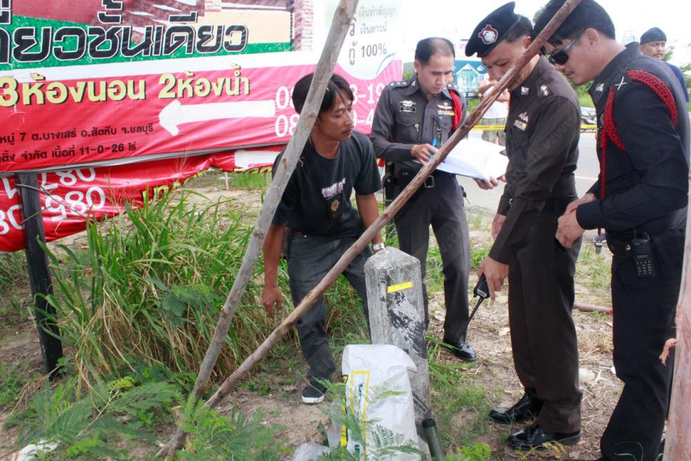 จนท.ตรวจสอบบริเวณ หลังมีคนนำอาวุธสงครามมาทิ้งริมถนน