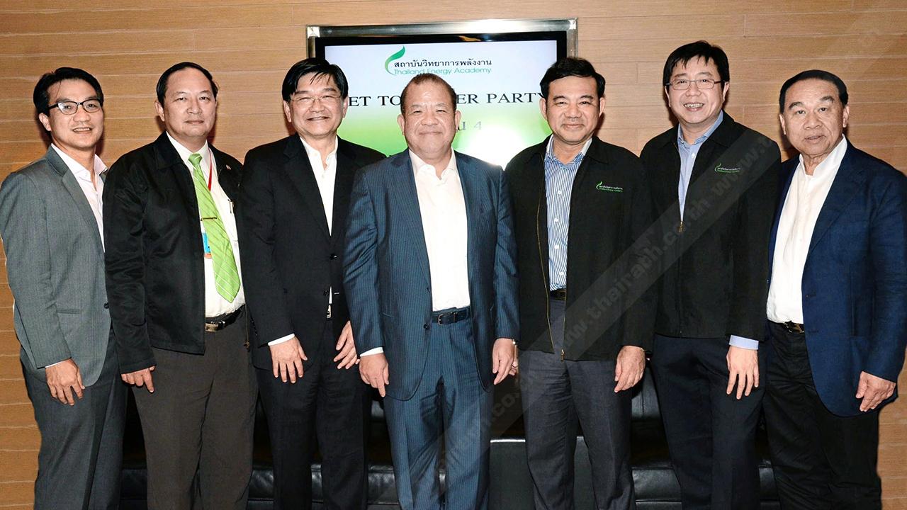 ปิดอบรมแล้ว ดร.ธีรเดช ทังสุบุตร จัดงานเลี้ยงในโอกาสปิดการอบรมหลักสูตรผู้บริหารระดับสูงด้านวิทยาการพลังงาน (วพน.รุ่น 4) โดยมี พล.ต.ต.จตุรงค์ ภุมรินทร์, พิชัย นริพทะพันธุ์, ผศ.ดร.ธนวรรธน์ พลวิชัย และ สุชาติ เจียรานุสสติ มาร่วมงานด้วย ที่เอนเนอร์จี คอมเพล็กซ์ วันก่อน.