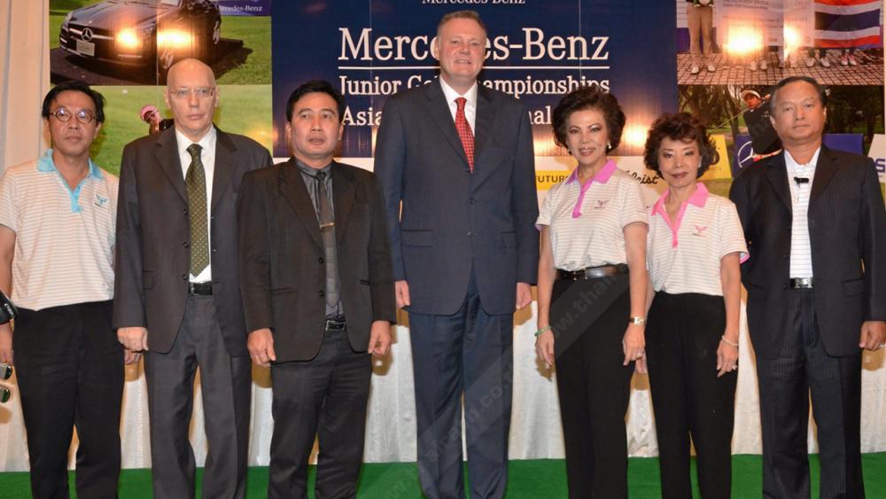 ตีเพลิน ไมเคิล เกรเว่, นพดล ภาคพรต, จรรยา สว่างจิตร และ เจฟฟรีย์ โรว์ แถลงข่าวการแข่งขันกอล์ฟ “เมอร์เซเดส–เบนซ์ จูเนียร์ กอล์ฟ เอเชี่ยน มาสเตอร์ ไฟนอล” ปีที่ 12 ที่สนามกอล์ฟฟีนิกซ์ โกลด์ กอล์ฟ แอนด์ คันทรี คลับ พัทยา ระหว่าง 11-13 มิ.ย. วันก่อน ที่ รร.เดอะเวสทิน .
