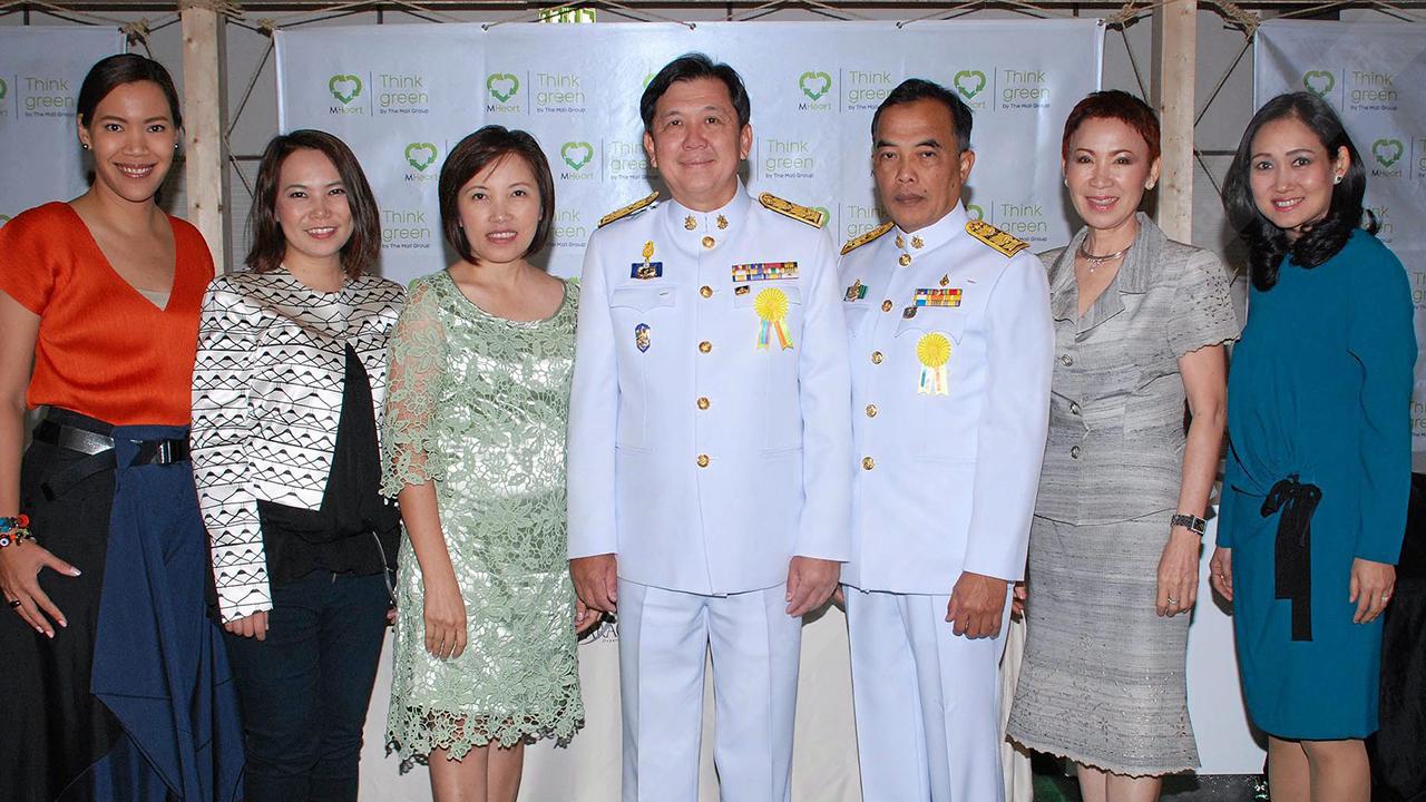 มีคุณภาพ จตุพร บุรุษพัฒน์ อธิบดีกรมส่งเสริมคุณภาพสิ่งแวดล้อม เปิด “บูธจำหน่ายสินค้ากรีนมาร์เก็ต” เนื่องในวันสิ่งแวดล้อมโลก โดยมี เสริมยศ สมมั่น, นงลักษณ์ โลหะมาณพ, นงนุช นามวงศ์, จีริกา ดาวนิ่ง และ พจน์ศิรินทร์ สุวรรณรัฐ มาร่วมงานด้วย ที่สยามพารากอน วันก่อน.