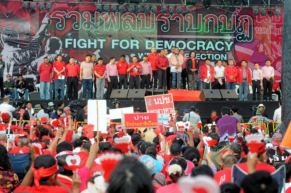 'นปช.' ปราบกบฎลั่นกรองรบ ที่ถนนอักษะ