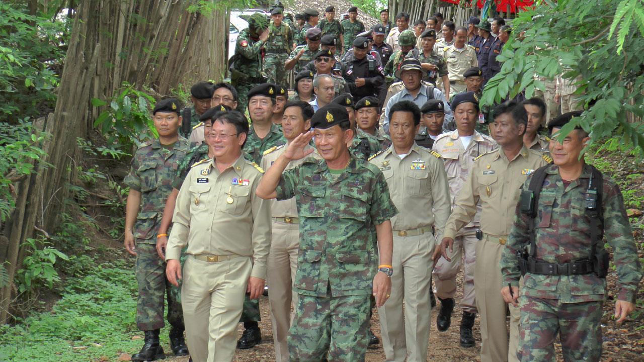 ข้าราชการแห่มาต้อนรับ
