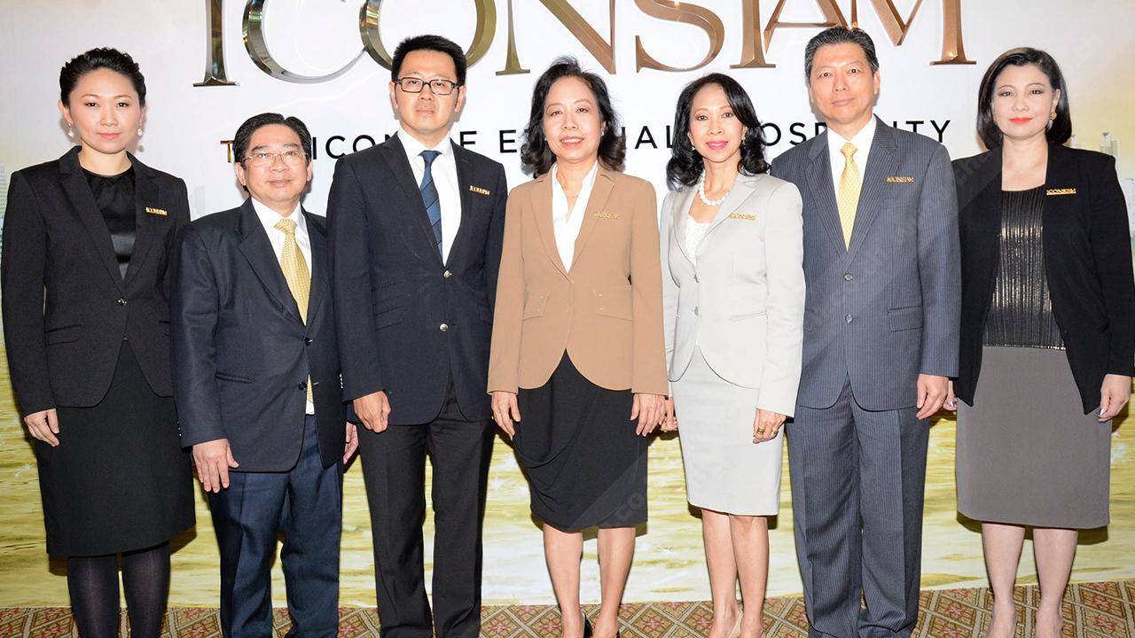 ยิ่งใหญ่ - พาสินี ลิ่มอติบูลย์ และ ณรงค์ เจียรวนนท์ เปิดตัวโครงการ “ไอคอนสยาม” อภิมหาโครงการเมืองยิ่งใหญ่อลังการสัญลักษณ์ใหม่ของไทยริมแม่น้ำเจ้าพระยา โดยมี เกตุวลี นภาศัพท์, ชฎาทิพ จูตระกูล และ ทิพาภรณ์ เจียรวนนท์ มาร่วมงานด้วย ที่โรงแรมโอเรียนเต็ล วันก่อน.