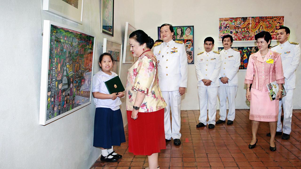 พระเจ้าวรวงศ์เธอ พระองค์เจ้าโสมสวลี พระวรราชาทินัดดามาตุ เสด็จไป ทอดพระเนตรการแสดงศิลปกรรมเด็กและเยาวชนแห่งชาติ ครั้งที่ 9 ในการนี้ อภินันท์ โปษยานนท์ เฝ้ารับเสด็จ ณ พิพิธภัณฑสถานแห่งชาติหอศิลป วันก่อน.
