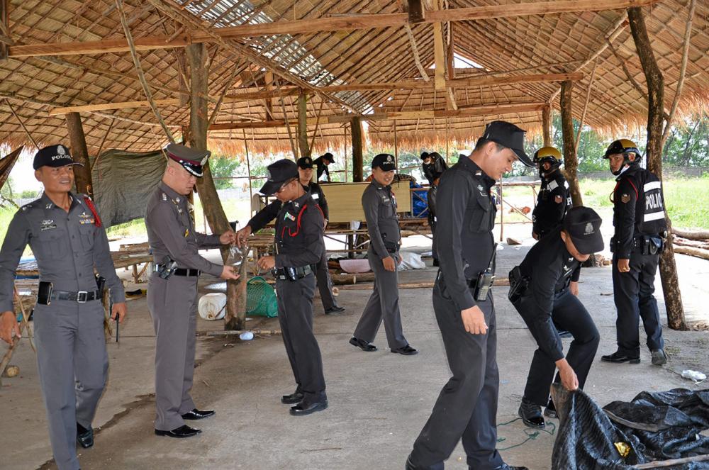 เจ้าหน้าที่ตำรวจ สภ.คลองหลวง นำกำลังตรวจค้นพื้นที่ เกิดเหตุ