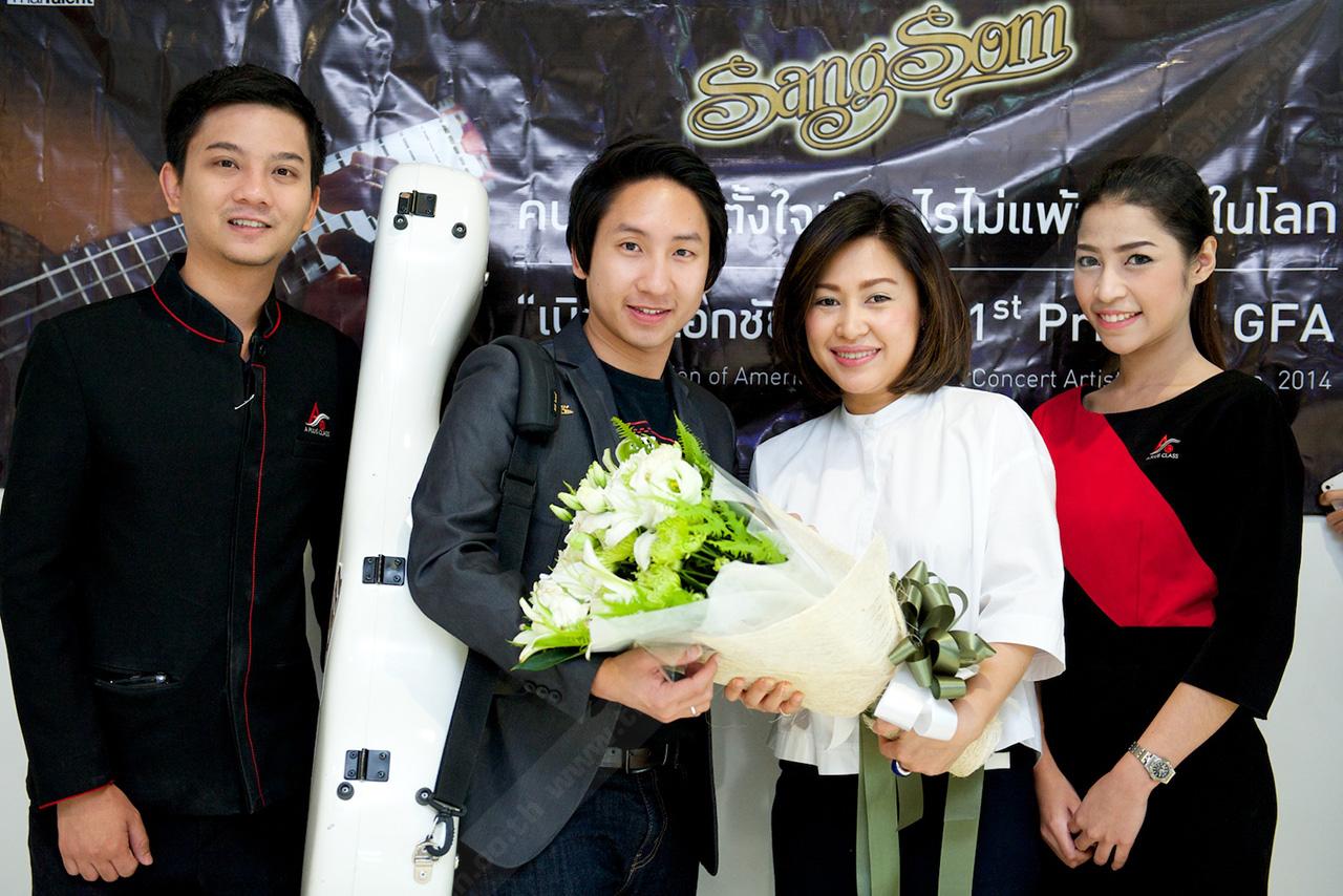 คุณสุธีรพร ท้าวประยูร ผู้ช่วยผู้จัดการผลิตภัณฑ์แสงโสม ร่วมยินดีในความสำเร็จระดับโลก