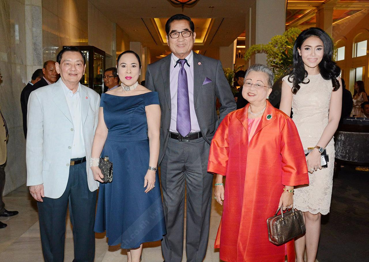 วาปี ภิรมย์ภักดี และอิสราภรณ์ โปษยานนท์ ต้อนรับแขกสนิท ม.ร.ว.สุพรรณกัลยา ตันหยงมาศ และคู่หวานต่างวัย พล.ต.อ.สันต์ ศรุตานนท์ กับยุวเรส กังสถาน.