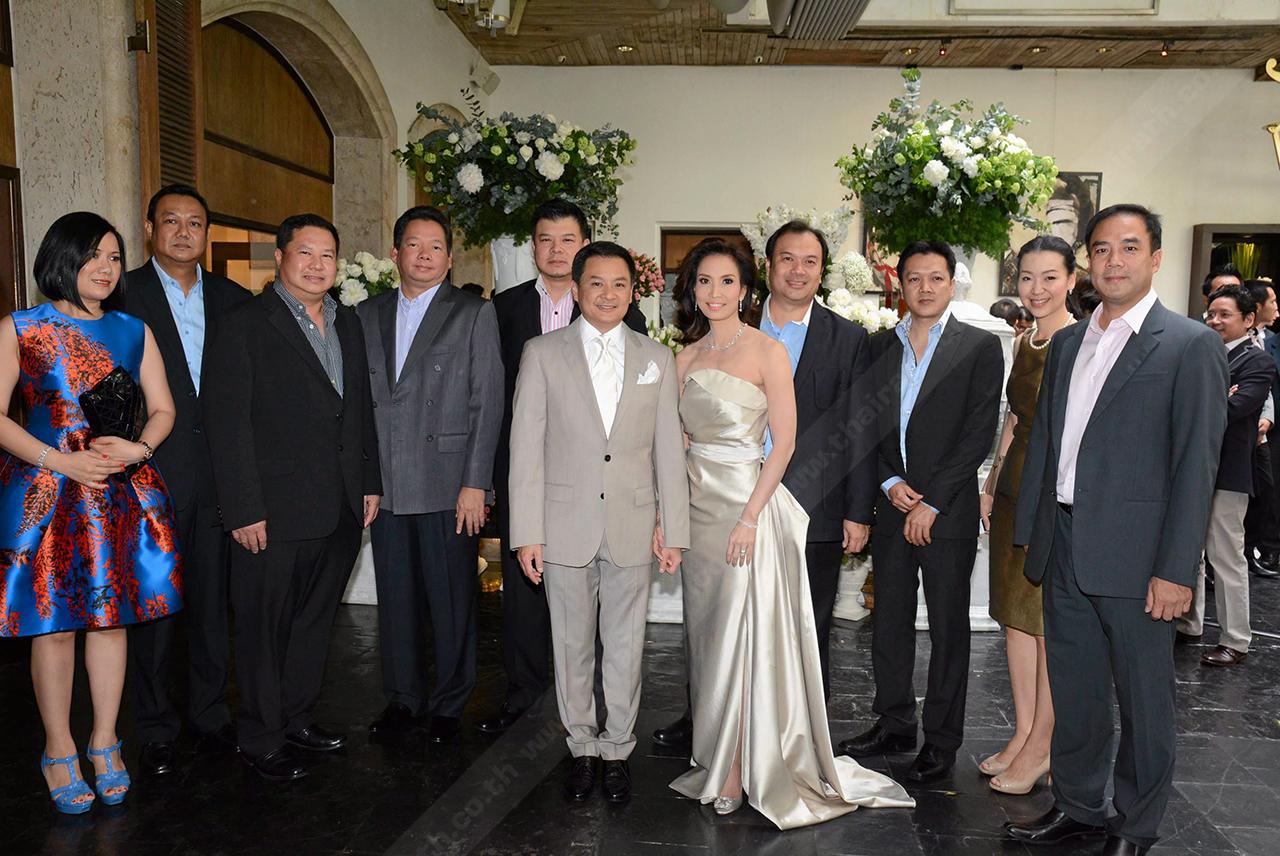 แก๊งเพื่อนสนิทอวยพรคึกคัก อาทิ นภสร–การิตา วิเศษกุล, สัคคเดช–เชต์-เสนีย์ ธนะรัชต์, สมภพ สิงหะเสนี และพันเอกขันติรักษ์–ชนิศา ตันติเฉลิม.