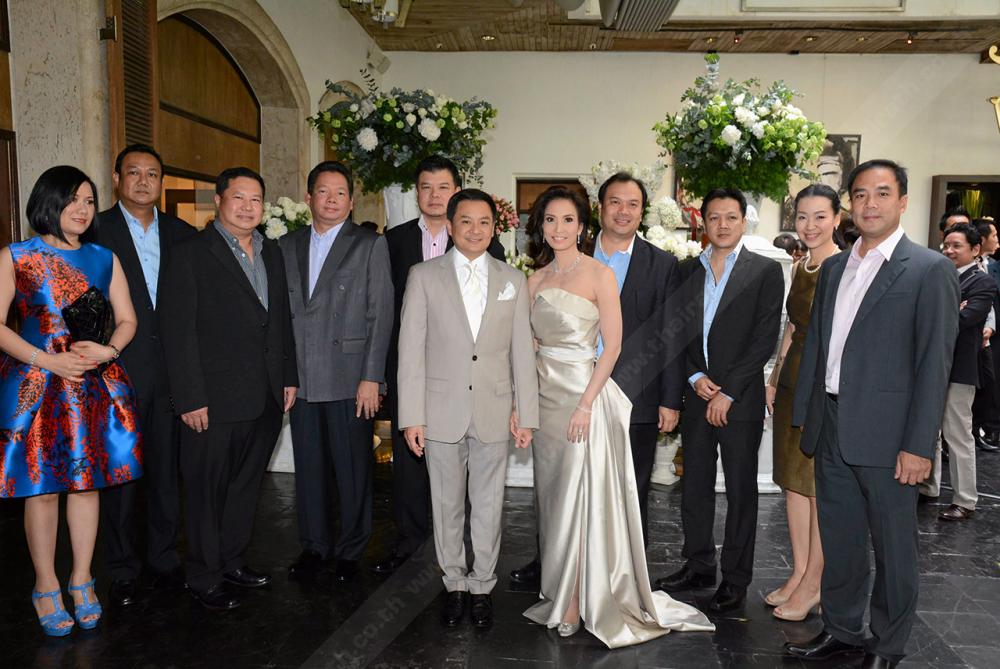 แก๊งเพื่อนสนิทอวยพรคึกคัก อาทิ นภสร–การิตา วิเศษกุล, สัคคเดช–เชต์-เสนีย์ ธนะรัชต์, สมภพ สิงหะเสนี และพันเอกขันติรักษ์–ชนิศา ตันติเฉลิม.