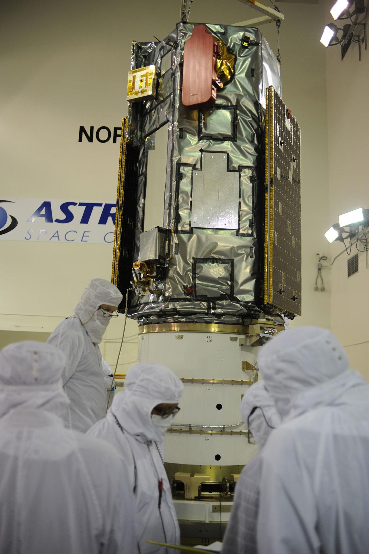 นัักวิทยาศาสตร์กำลังเตรียมดาวเทียม OCO-2