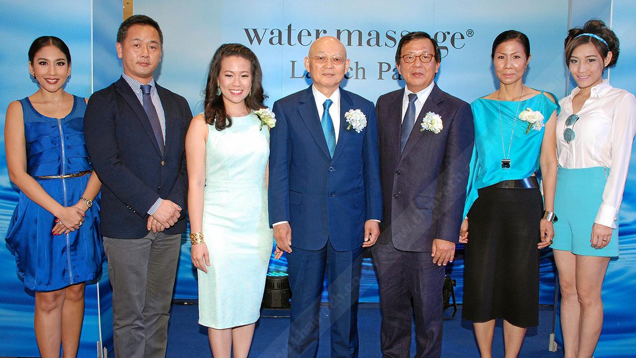 นุ่มนวล - พิชิต จงสถิตย์วัฒนา และ เจน จงสถิตย์วัฒนา เปิดตัว “water massage” รองเท้านวดได้ครั้งแรกในไทย นวัตกรรมใหม่ล่าสุดจากญี่ปุ่น โดยมี กอบกาญจน์ วัฒนวรางกูร, โอซามุ ชิบาตะ, ซึโยชิ โทเนกาว่า และ ศรัยฉัตร จีระแพทย์ มาร่วมงานด้วย ที่ห้างอิเซตัน วันก่อน.