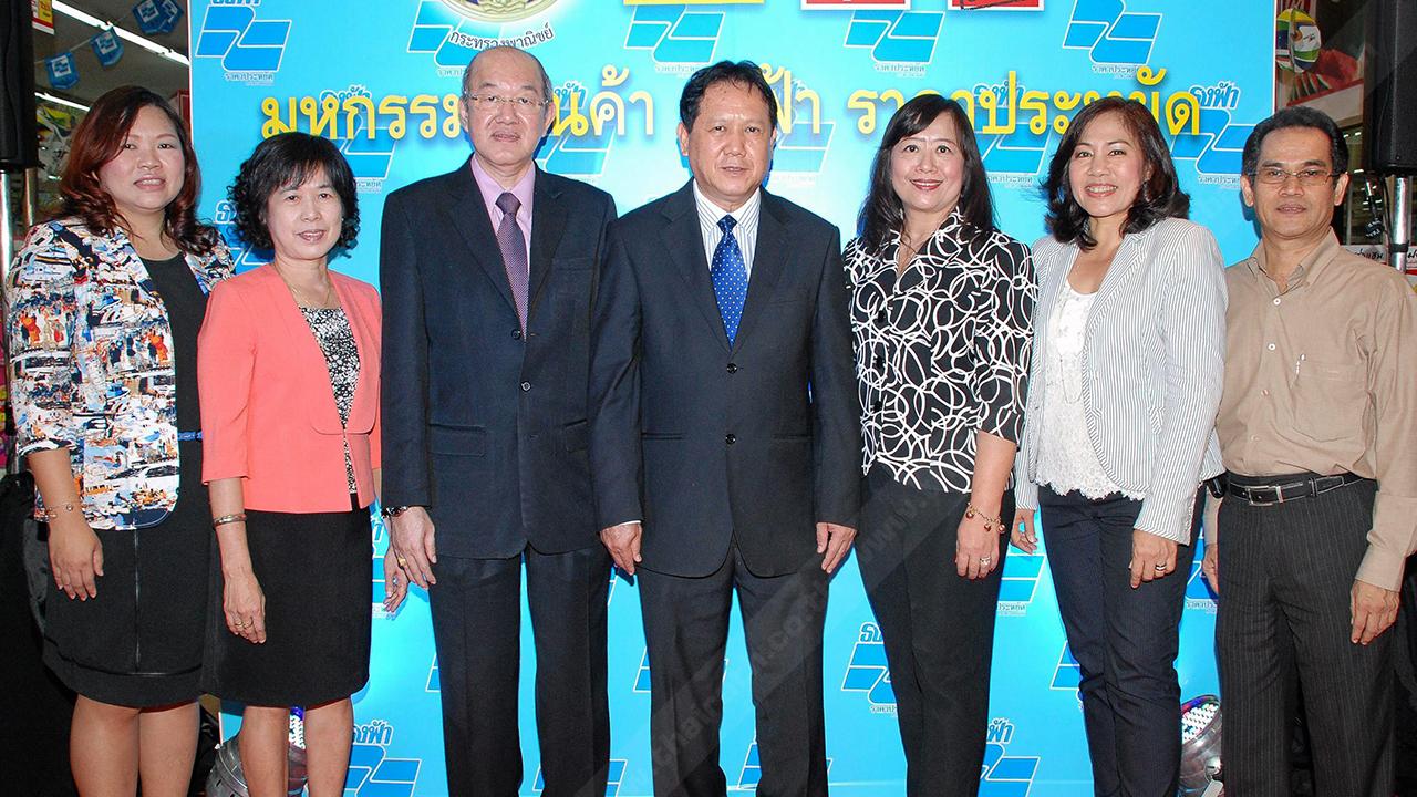 ถูกมาก - สมชาติ สร้อยทอง และ เจริญศรี โอสถานุเคราะห์ เปิด “มหกรรมสินค้าธงฟ้าราคาประหยัด” งานจำหน่ายสินค้าอุปโภคบริโภคราคาประหยัดสุดคุ้ม จัดถึง 15 ก.ค. โดยมี ภัทรพร เพ็ญประพัฒน์ และ สันติชัย สารถวัลย์แพศย์ มาร่วมงานด้วย ที่ร้านซูเปอร์คุ้ม สาขาสายไหม วันก่อน.