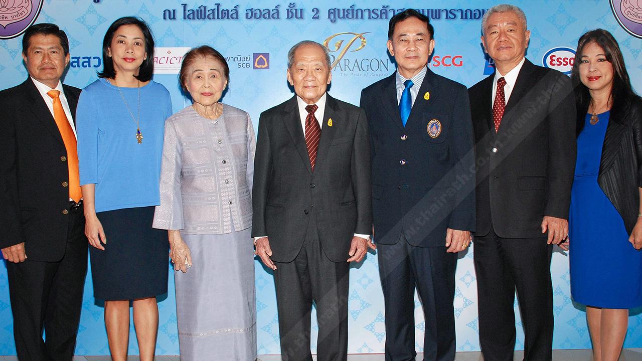 งานฝีมือ ธานินทร์ กรัยวิเชียร องคมนตรี เปิด “นิทรรศการชื่นชมนานาศิลปาชีพไทย ครั้งที่ 6 ศูนย์ศิลปาชีพบางไทรฯ” งานแสดงและจำหน่ายผลงานหัตถศิลป์ชิ้นเอก จัดถึง 13 ก.ค. โดยมี พล.อ.เธียรศักดิ์ พะลายานนท์ และ มยุรี ชัยพรหมประสิทธิ์ มาร่วมงานด้วย ที่สยามพารากอน วันก่อน.
