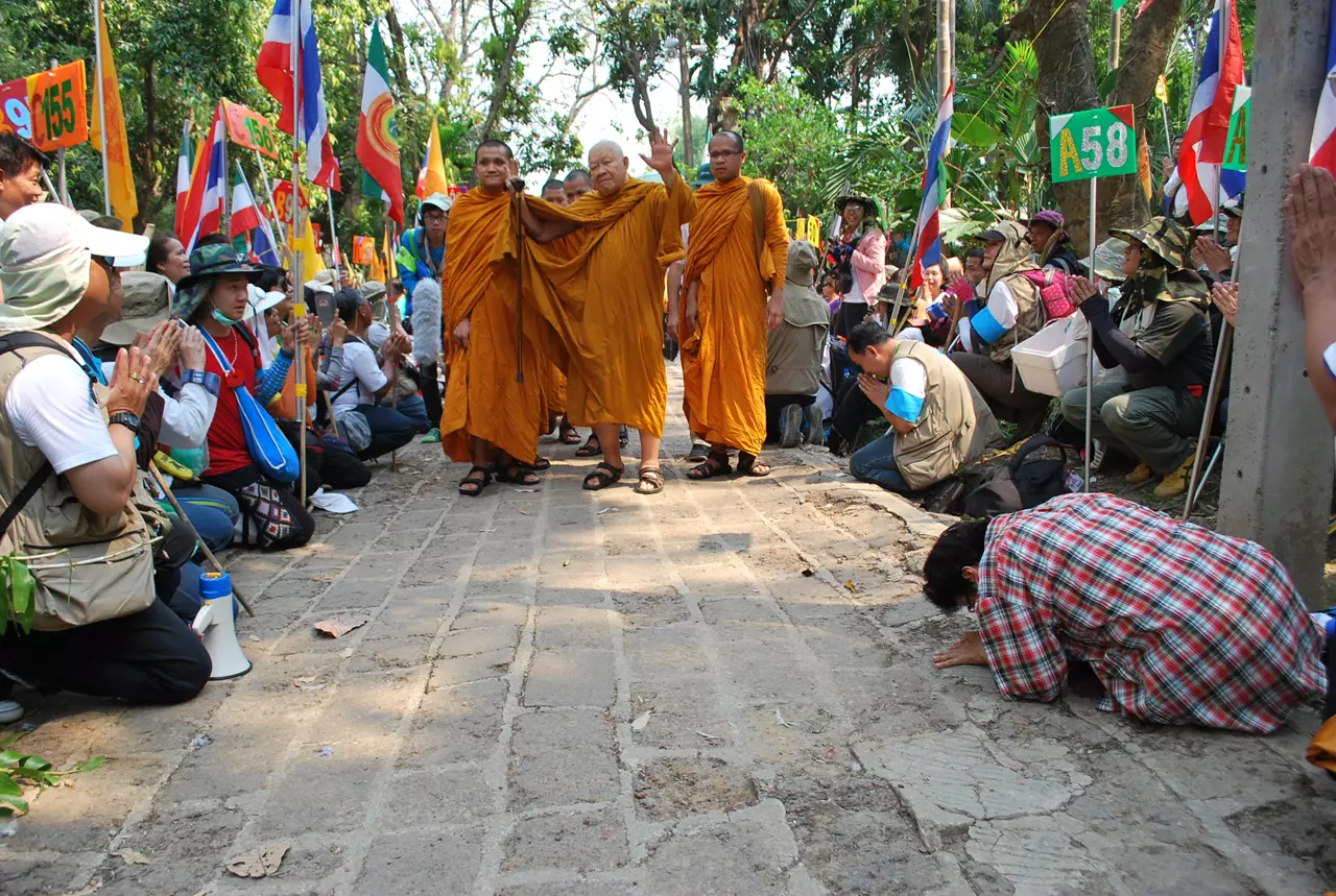 ‘หลวงพ่อวิริยังค์’ นำศิษย์กว่าครึ่งหมื่น ธุดงค์ดอยอินทนนท์