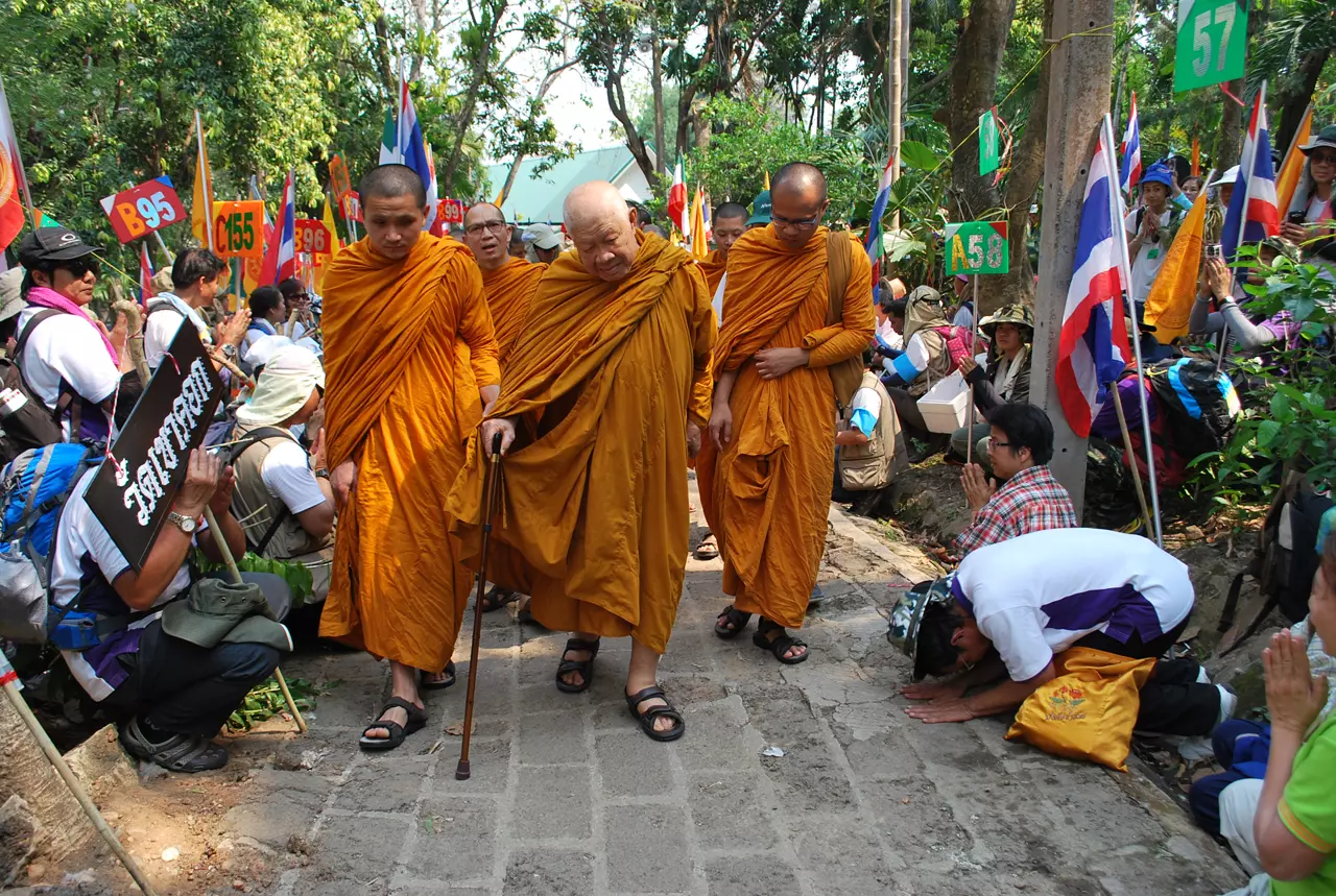 ‘หลวงพ่อวิริยังค์’ นำศิษย์กว่าครึ่งหมื่น ธุดงค์ดอยอินทนนท์