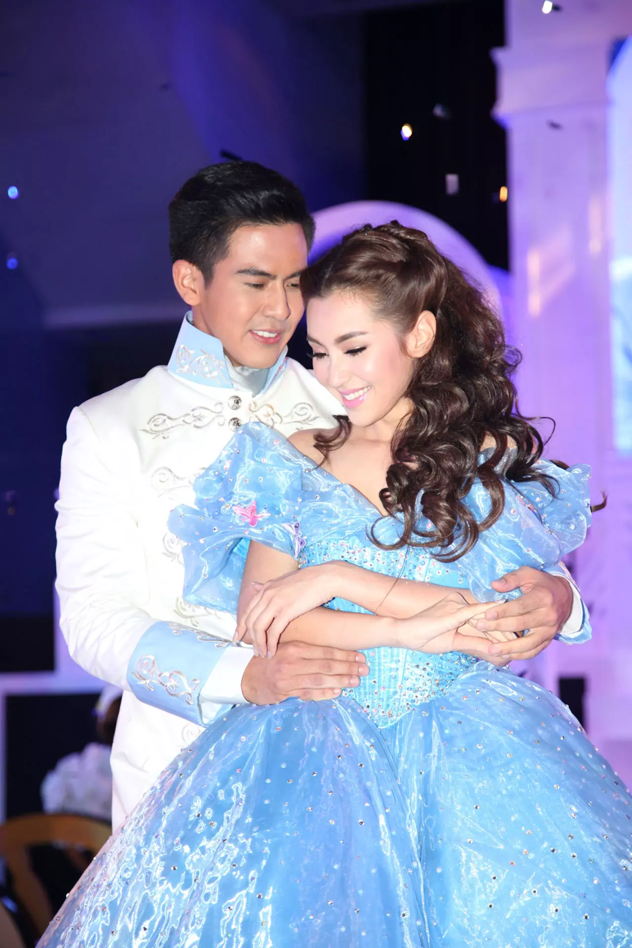 'เบลล่า เต้ย' แปลงโฉมเจ้าหญิงเจ้าชายในเทพนิยาย "ซินเดอเรลล่า"