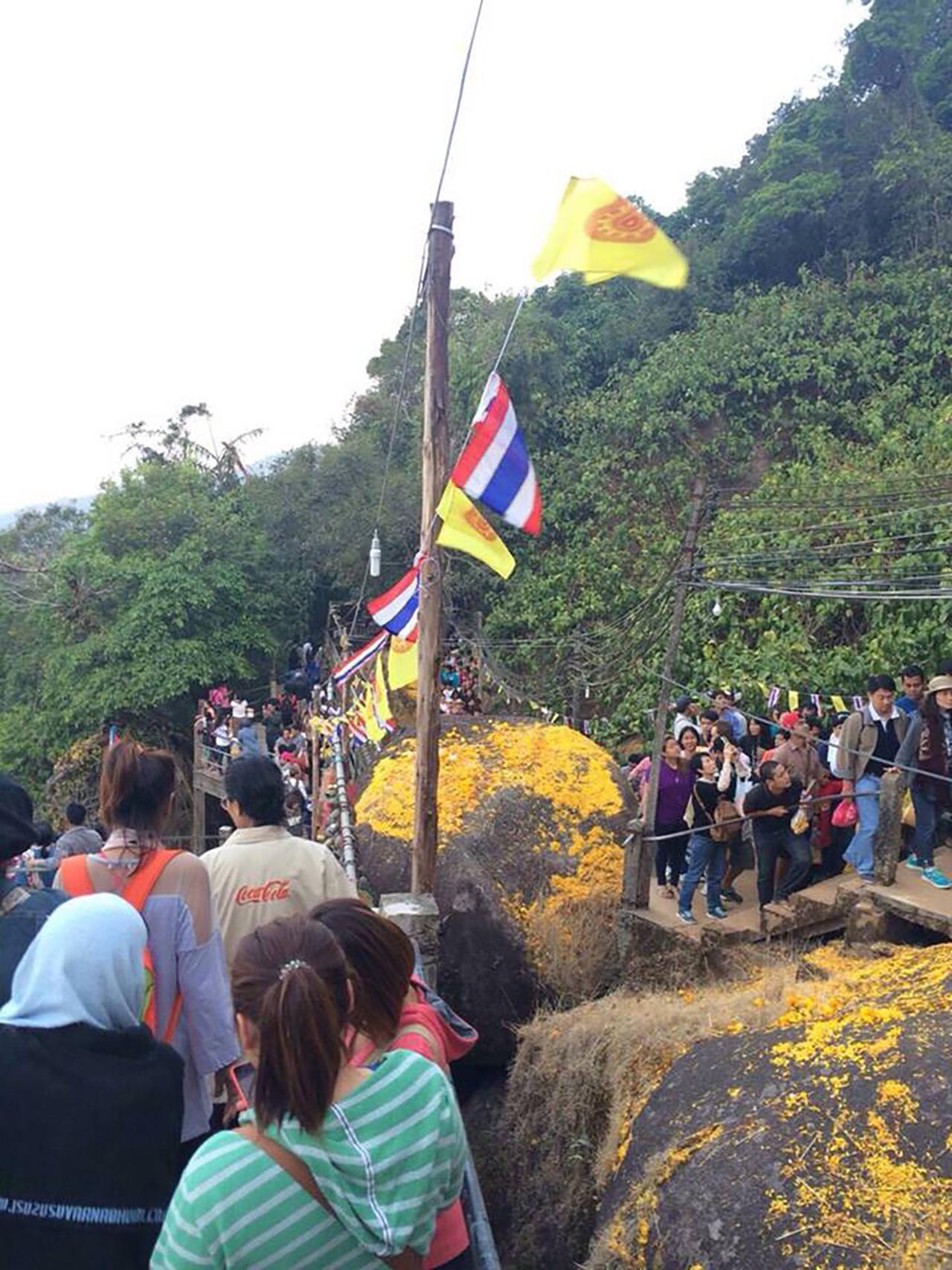 ผู้คนหลั่งไหลไปไหว้สักการะพระพุทธบาท