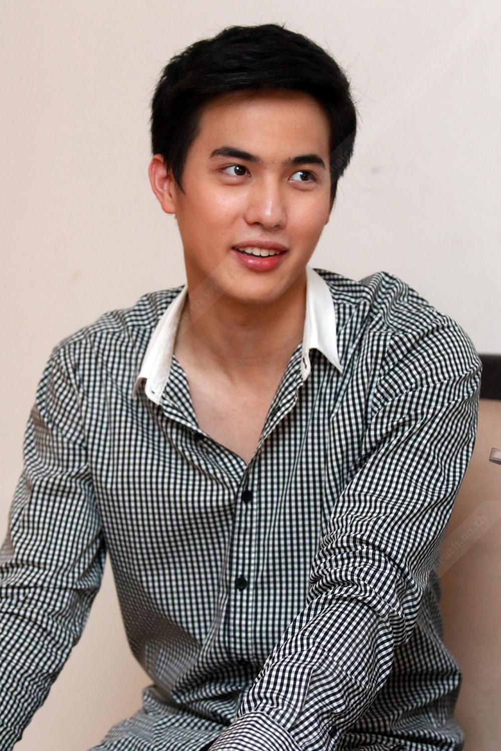 พระเอกเรื่องแรกเลยนะ
